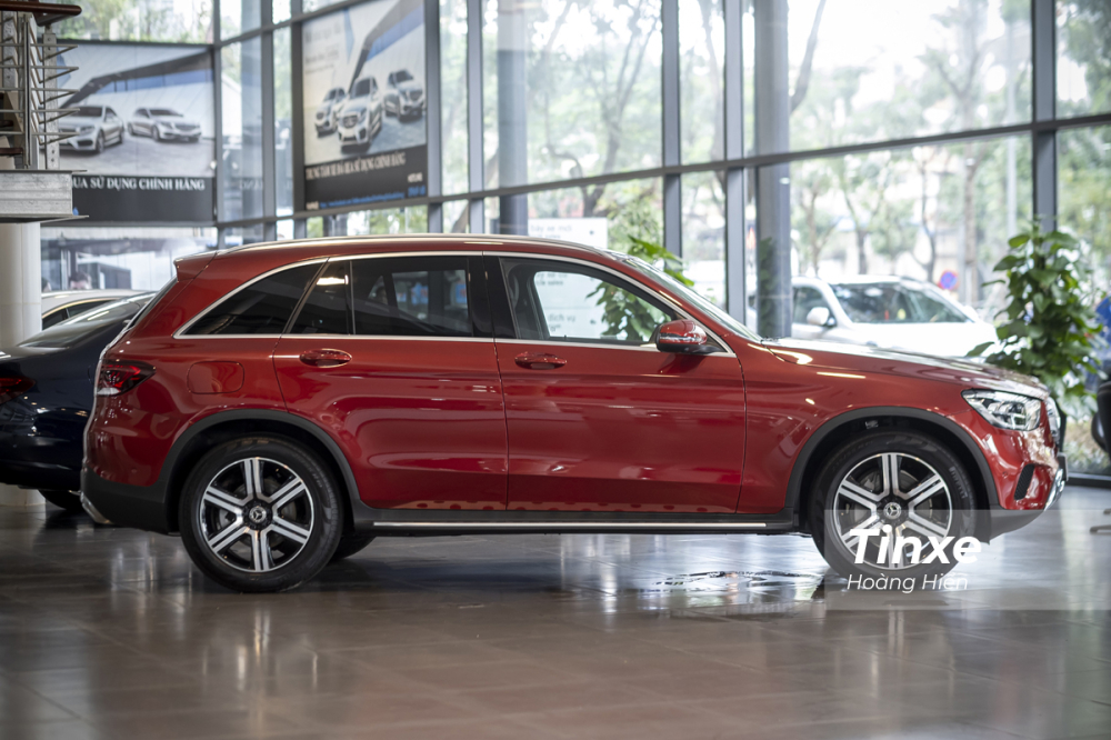 Mercedes-Benz GLC200 4matic sở hữu kích thước 4.656 x 1.890 x 1.644mm cùng chiều dài cơ sở đạt 2.973mm. Mercedes-Benz GLC200 4matic sở hữu kích thước 4.656 x 1.890 x 1.644mm cùng chiều dài cơ sở đạt 2.973mm.