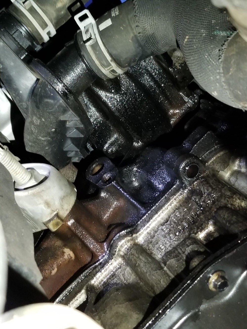 Hình ảnh về hiện tượng rò rỉ dầu xuất hiện ở những mẫu xe Ford sử dụng động cơ Bi-Turbo 2.0L được nhiều người chia sẻ.