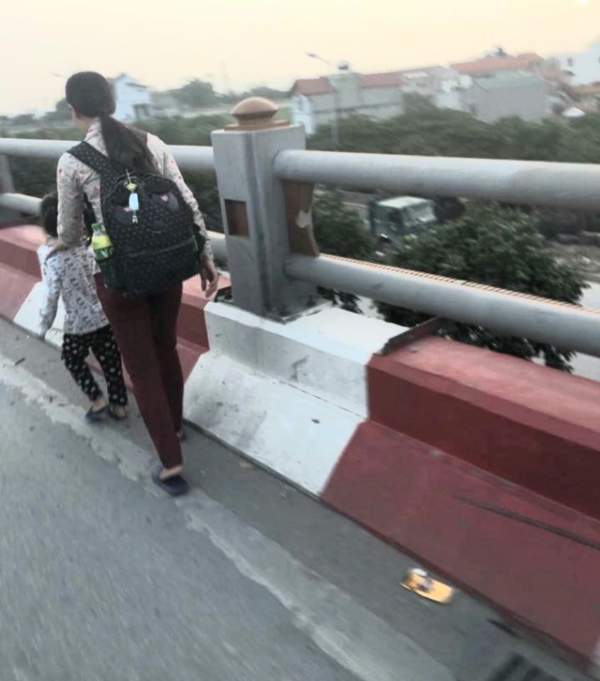 Hình ảnh hai mẹ con đi bộ ăn xin trên cầu Thanh Trì khi vụ tai nạn chưa xảy ra Hình ảnh hai mẹ con đi bộ ăn xin trên cầu Thanh Trì khi vụ tai nạn chưa xảy ra