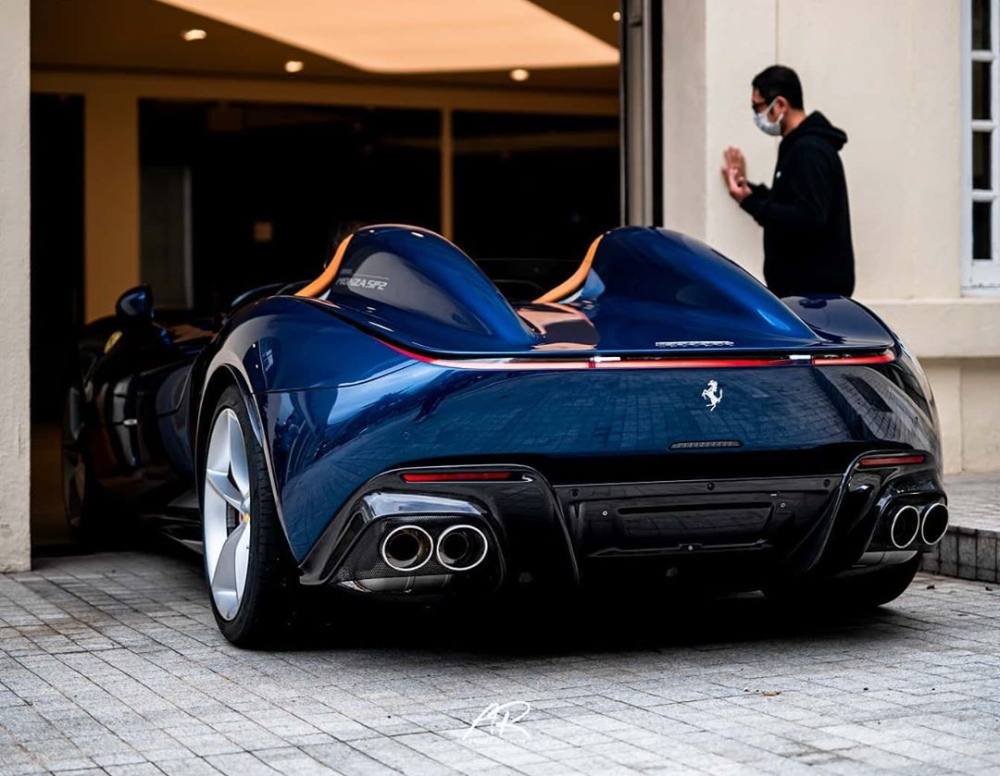 Sau đó xe được vận chuyển đến đại lý Ferrari Hồng Kông để kiểm tra các hạng mục cần thiết.