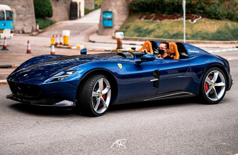 Người lái chiếc siêu xe Ferrari Monza đầu tiên đến Hồng Kông phải đeo khẩu trang khá cẩn thận trước nạn dịch corona đang diễn ra rất căng thẳng.
