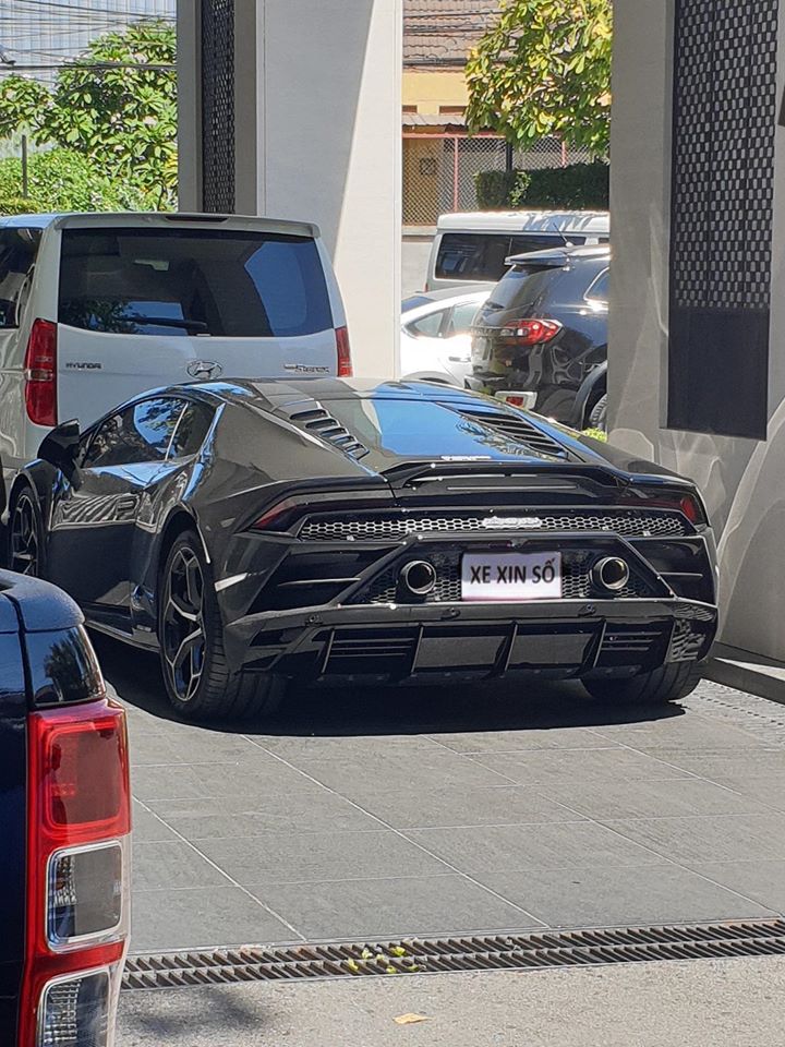 Bức ảnh siêu xe Lamborghini Huracan EVO mang tờ giấy Bức ảnh siêu xe Lamborghini Huracan EVO mang tờ giấy xe xin số gây xôn xao cư dân mạng