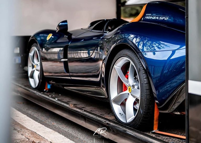 Siêu xe triệu đô Ferrari Monza SP2 thiết kế theo kiểu không mui nên có thể gây khó dễ cho chủ nhân nếu chẳng may lái xe vào đúng lúc trời đổ cơn mưa bất chợt.