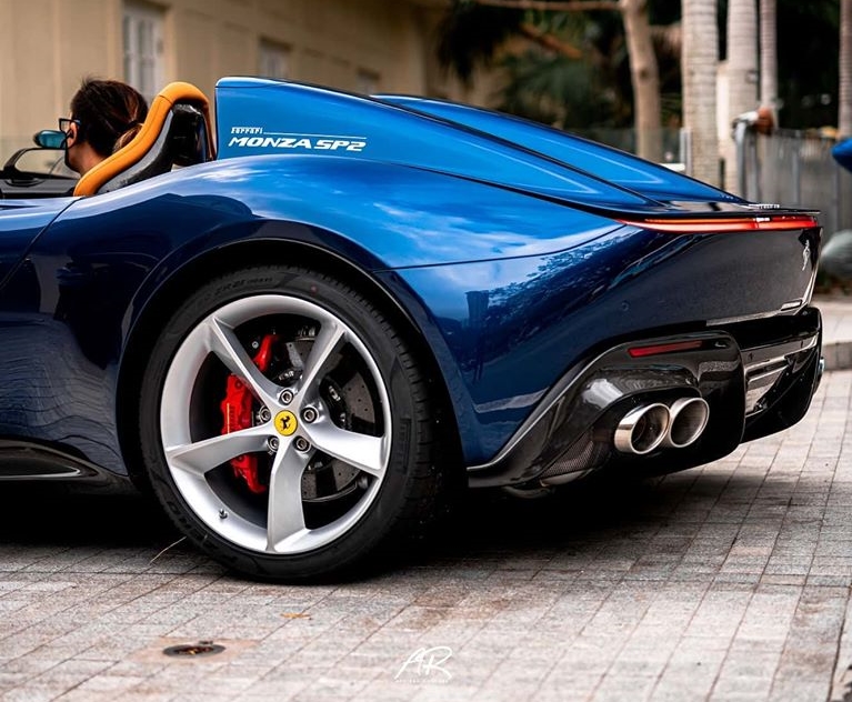 Trong sự kiện Capital Markets Day tổ chức vào tháng 9 năm 2018 ở nhà máy Maranello, Ý, hãng Ferrari đã gây bất ngờ khi vén màn cặp đôi siêu xe phiên bản đặc biệt mang tên Monza SP1 và SP2. Điều thú vị là chỉ có đúng 499 chiếc Ferrari Monza SP1 và SP2 được sản xuất. Nếu khách hàng chọn mua Ferrari Monza SP1 cũng đồng nghĩa không được phép mua tiếp Ferrari Monza SP2.