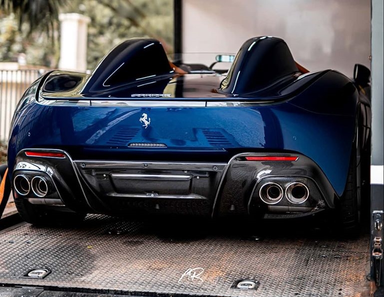 Chiếc siêu xe Ferrari Monza đầu tiên đến Hồng Kông được vận chuyển trên xe chuyên dụng. Xe mang ngoại thất màu xanh dương rất đẹp và thuộc bản SP2, tức khoang lái có 2 ghế ngồi. Bản Ferrari Monza SP1 chỉ có một ghế dành cho tài xế.