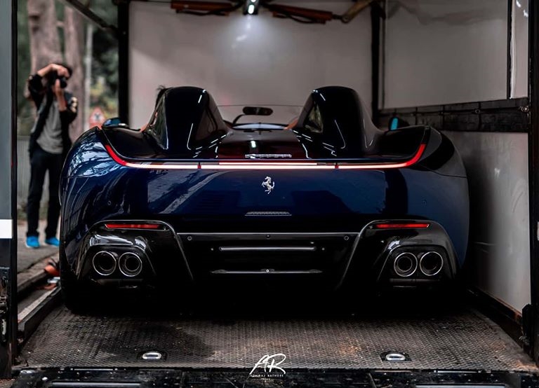 Khối động cơ này khi gắn trên Ferrari Monza SP2 tạo ra công suất tối đa 809 mã lực, tăng 10 mã lực và mô-men xoắn cực đại 719 Nm, tăng 1 Nm so với siêu xe Ferrari 812 Superfast.
