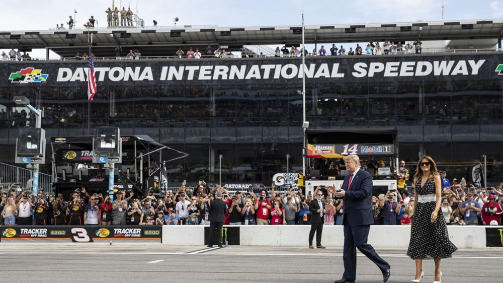 Tổng thống Donald Trump và phu nhân xuất hiện trên đường đua Daytona 500 Tổng thống Donald Trump và phu nhân xuất hiện trên đường đua Daytona 500
