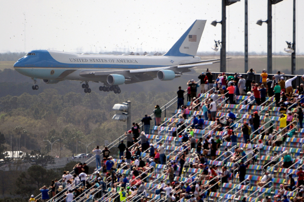 Chiếc Air Force One bay ở khoảng cách khá thấp Chiếc Air Force One bay ở khoảng cách khá thấp