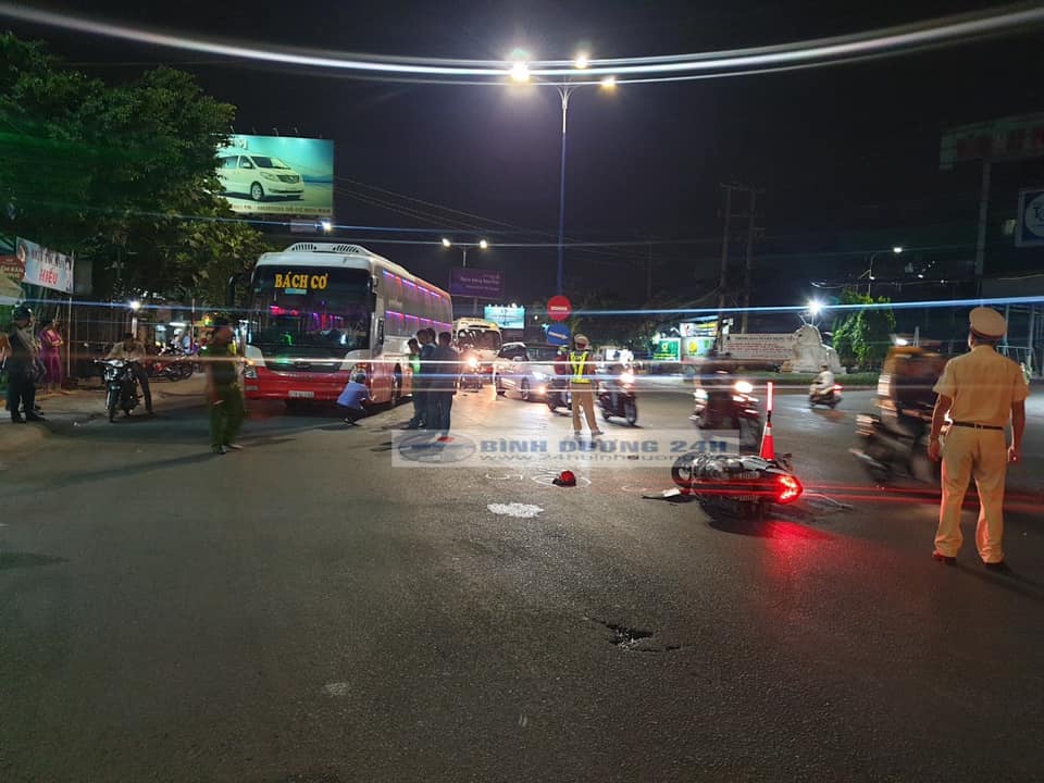 Hiện trường vụ tai nạn giữa &ocirc; t&ocirc; kh&aacute;ch v&agrave; xe m&aacute;y tại B&igrave;nh Dương