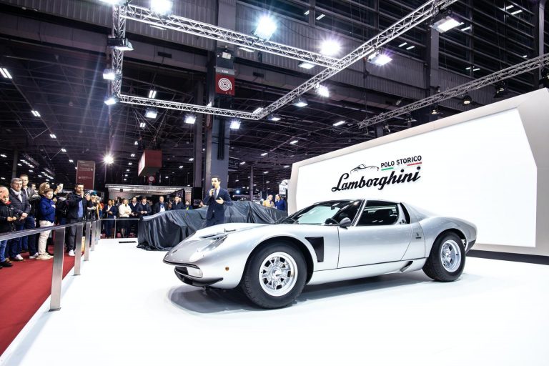 Ban đầu, chiếc siêu xe Lamborghini Miura SVJ này được sơn màu đen phối cùng với nội thất bọc da màu trắng đen. Vào năm 1977, chiếc xe đã được Hahne gửi tới Lamborghini nhằm sơn lại màu bạc nhưng vẫn giữ nội thất màu đen.