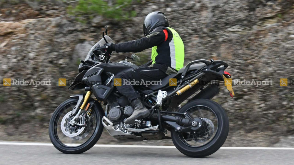 Hệ thống treo v&agrave; phanh xe kh&aacute; cao cấp với thương hiệu Ohlins v&agrave; Brembo