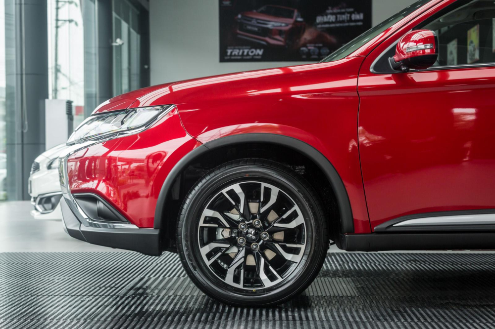 Mitsubishi Outlander 2020 sở hữu trang bị m&acirc;m hợp kim đa chấu 18 inch kh&aacute; bắt mắt
