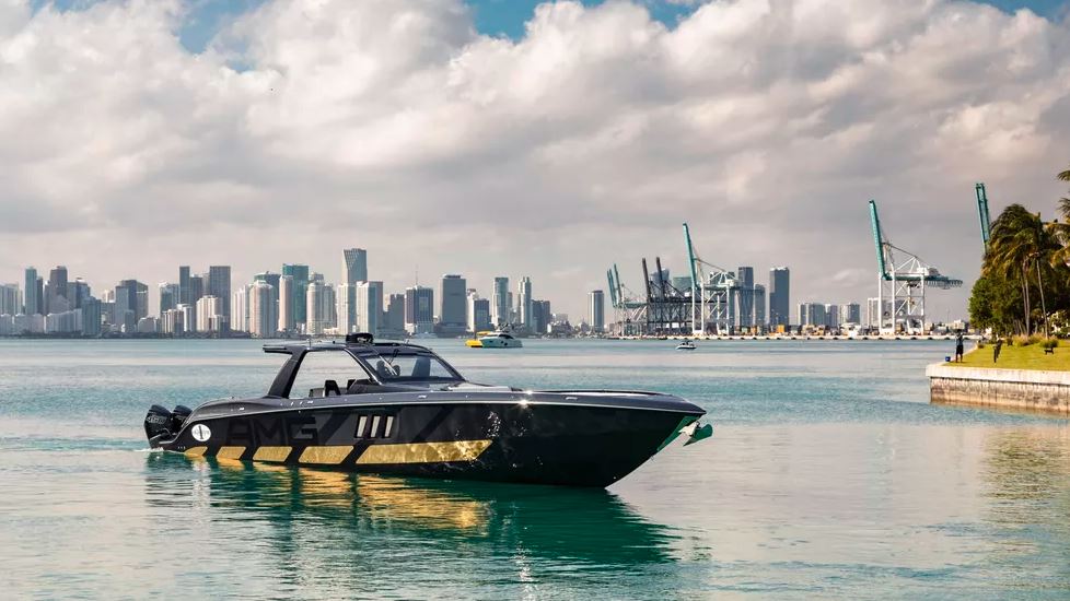 Tirranna AMG Edition l&agrave; một con thuyền tốc độ v&agrave; sang trọng c&oacute; gi&aacute; tới 3 triệu USD
