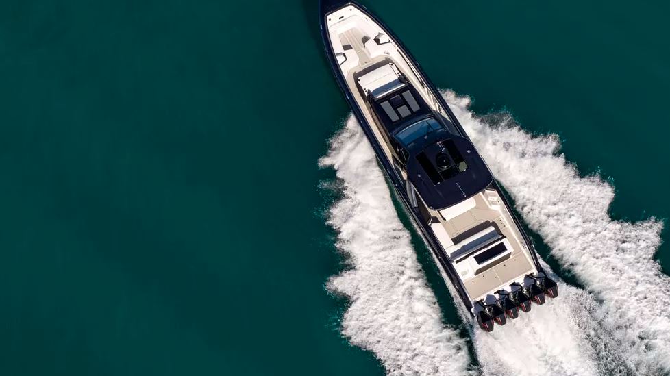 Di chuyển nhanh l&agrave; thế, nhưng&nbsp;Tirranna AMG Edition vẫn đảm bảo độ ổn định, t&iacute;nh dễ chịu cho người ngồi