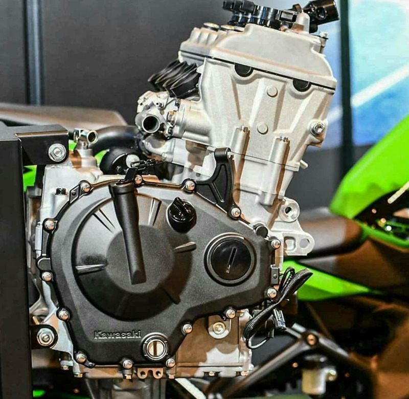 Động cơ 4 xy-lanh tr&ecirc;n Kawasaki ZX-25R