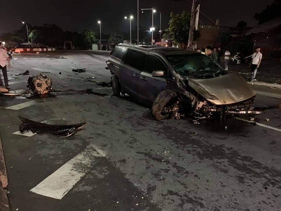 Hiện trường vụ tai nạn xe Kia Sedona v&agrave;o tối qua ở Đồng Nai