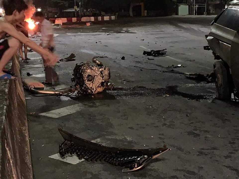 Động cơ văng ra khỏi xe