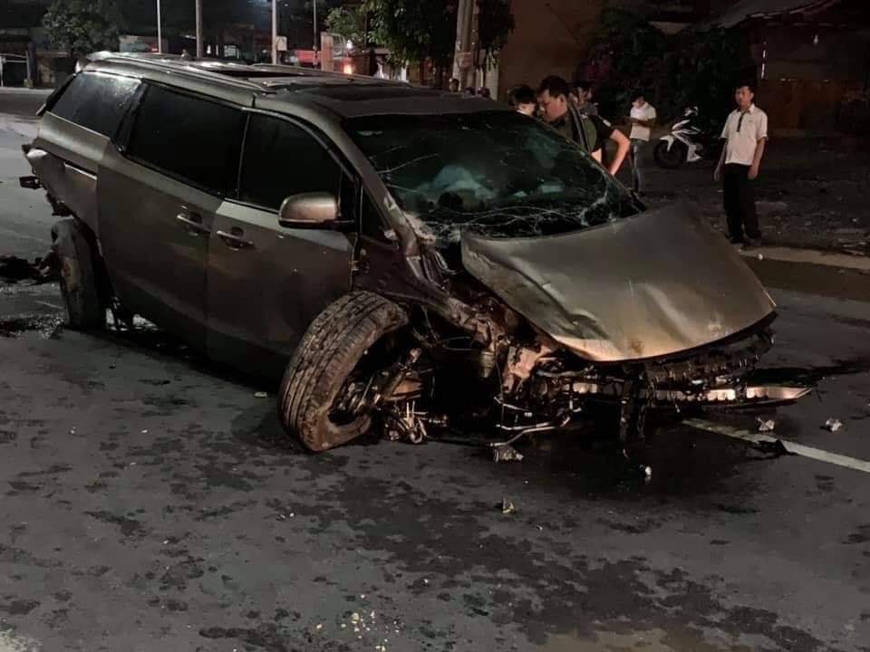 Chiếc Kia Sedona hư hỏng rất nghi&ecirc;m trọng