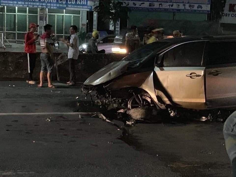 Thiệt hại phần đầu xe Kia Sedona