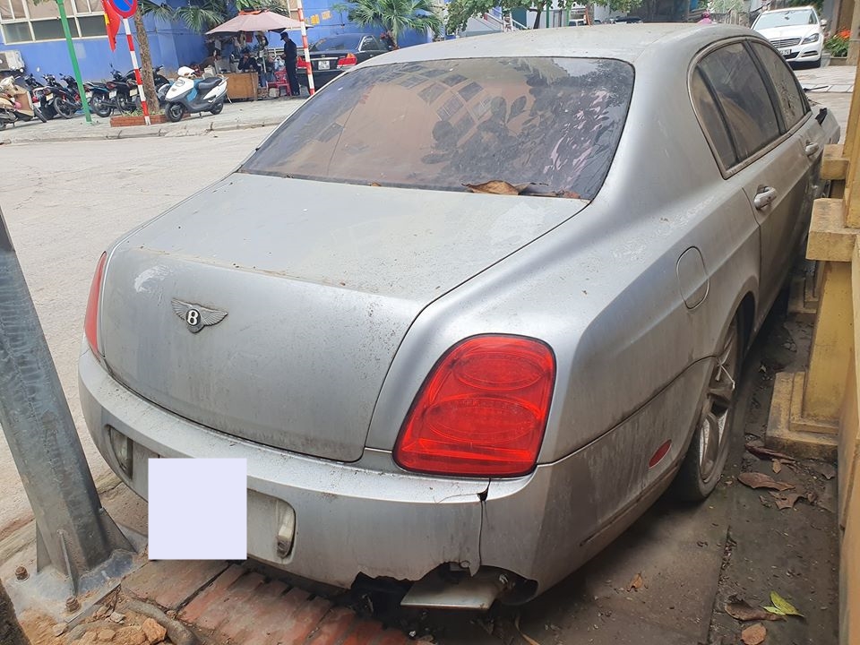 Những hình ảnh chi tiết hơn về chiếc xe siêu sang Bentley Continental Flying Spur bị bỏ rơi cho thấy ngoại thất đã xuống cấp nghiêm trọng. Điều mà giới mê xe quan tâm là quá trình đưa chiếc Bentley này từ chung cư ra vỉa hè là do xe cẩu hay là chiếc Bentley này vẫn có thể vi vu trên đường. Vị trí đỗ khá sát với tường. Những hình ảnh chi tiết hơn về chiếc xe siêu sang Bentley Continental Flying Spur bị bỏ rơi cho thấy ngoại thất đã xuống cấp nghiêm trọng. Điều mà giới mê xe quan tâm là quá trình đưa chiếc Bentley này từ chung cư ra vỉa hè là do xe cẩu hay là chiếc Bentley này vẫn có thể vi vu trên đường. Vị trí đỗ khá sát với tường.