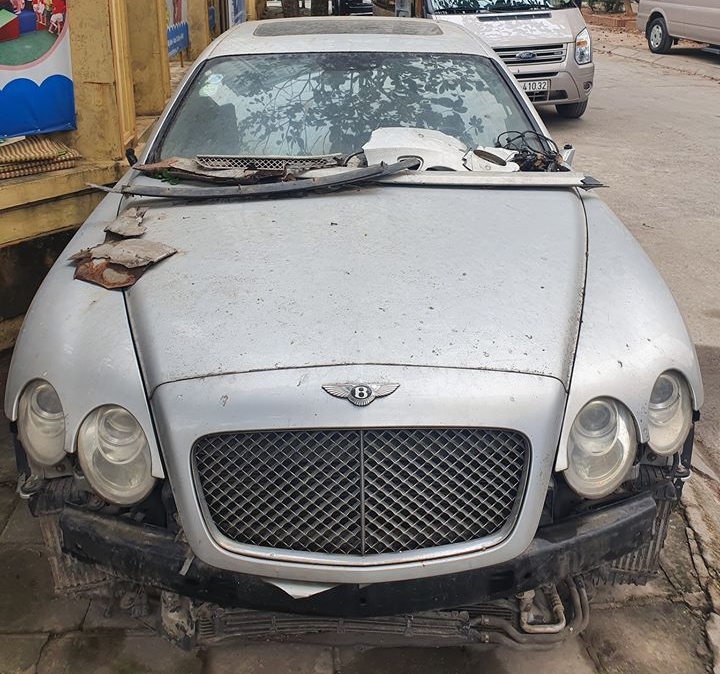Nhắc đến những chiếc xe sang phủ bụi tại Việt Nam không thể nào quên hình ảnh một chiếc Bentley Continental Flying Spur màu bạc hay đỗ ở chung cư tại Hà Nội với ngoại thất xuống cấp rất nghiêm trọng. Cách đây gần 2 năm về trước, hình ảnh chiếc Bentley Continental Flying Spur này khiến không ít người xót xa do ngoại thất bị hư hỏng khá nặng nề. Nhắc đến những chiếc xe sang phủ bụi tại Việt Nam không thể nào quên hình ảnh một chiếc Bentley Continental Flying Spur màu bạc hay đỗ ở chung cư tại Hà Nội với ngoại thất xuống cấp rất nghiêm trọng. Cách đây gần 2 năm về trước, hình ảnh chiếc Bentley Continental Flying Spur này khiến không ít người xót xa do ngoại thất bị hư hỏng khá nặng nề.