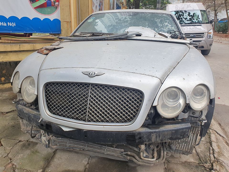 So với hình ảnh 2 năm trước thì phần đầu xe cũng khác là bao. Chiếc xe siêu sang Bentley Continental Flying Spur này bị rớt phần cản trước, một số mảnh vỡ còn lại của dàn áo cũng như các chi tiết máy móc được tập kết ngay trên nắp capô. So với hình ảnh 2 năm trước thì phần đầu xe cũng khác là bao. Chiếc xe siêu sang Bentley Continental Flying Spur này bị rớt phần cản trước, một số mảnh vỡ còn lại của dàn áo cũng như các chi tiết máy móc được tập kết ngay trên nắp capô.