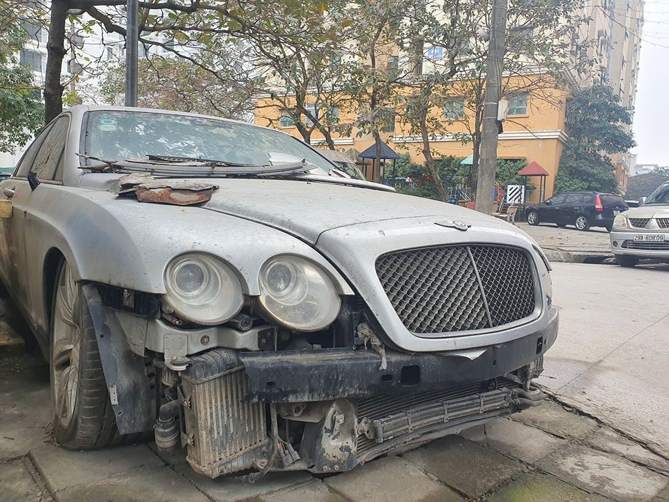 Tuy nhiên là hình ảnh mới nhất về chiếc xe entley Continental Flying Spur Tuy nhiên là hình ảnh mới nhất về chiếc xe entley Continental Flying Spur nổi tiếng nhất Việt Nam này có thể khiến không ít người sốc khi xe đã di chuyển ra một vỉa hè trên con phố nào đó tại Hà Nội để định cư. Một số nguồn tin cho rằng khu vực chiếc Bentley màu xám tá túc qua năm tháng là ở Mỹ Đình.