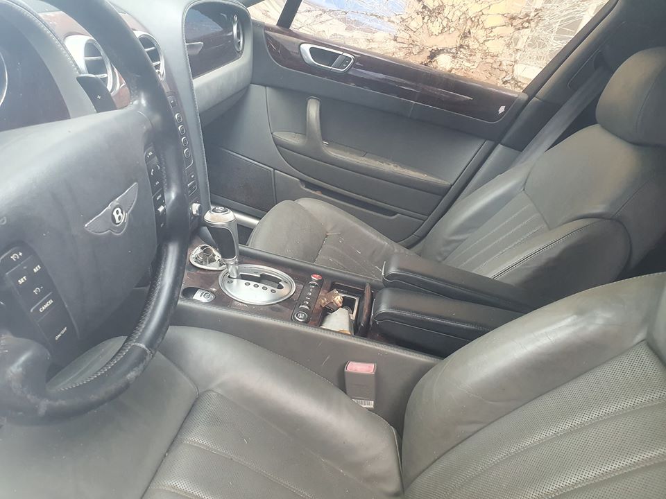 Nội thất chiếc xe siêu sang Bentley Continental Flying Spur bị chủ bỏ rơi hơn 5 năm qua mà không hề được sử dụng. Nội thất chiếc xe siêu sang Bentley Continental Flying Spur bị chủ bỏ rơi hơn 5 năm qua mà không hề được sử dụng.