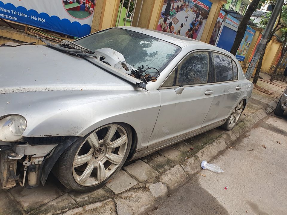 Chụp logo hay gương chiếu hậu của chiếc Bentley Continental Flying Spur này không còn. Chụp logo hay gương chiếu hậu của chiếc Bentley Continental Flying Spur này không còn.
