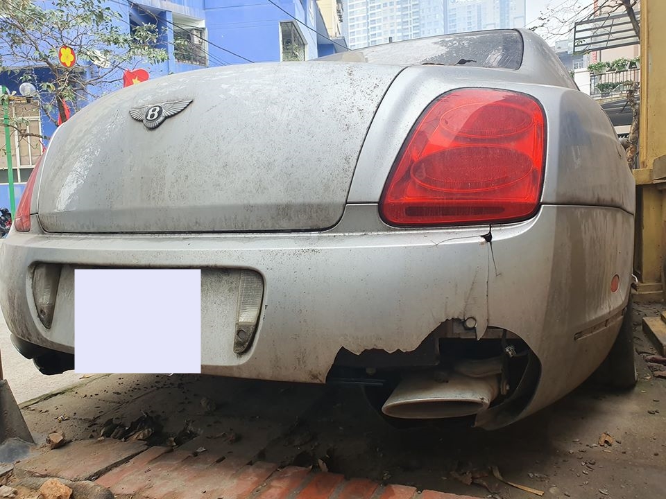 Cản va sau xuất hiện nhiều vết nứt, có lẽ không bao lâu nữa chi tiết này của chiếc xe siêu sang Bentley Continental Flying Spur sẽ rơi hẳn ra khỏi xe tương tự như cản va trước. Cản va sau xuất hiện nhiều vết nứt, có lẽ không bao lâu nữa chi tiết này của chiếc xe siêu sang Bentley Continental Flying Spur sẽ rơi hẳn ra khỏi xe tương tự như cản va trước.