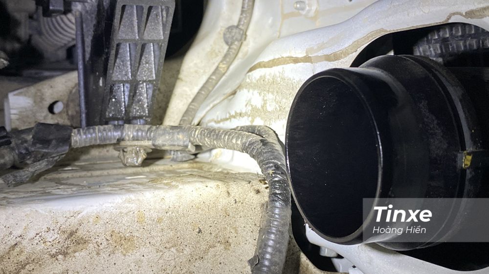 Dầu động trên cổ hút tăng áp của xe.