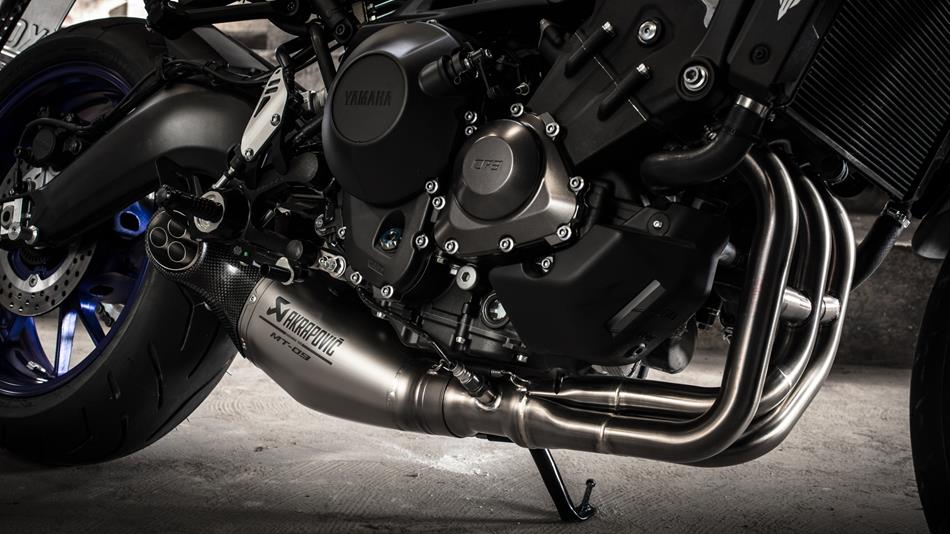 Động cơ CP3 với 3 xylanh, dung t&iacute;ch 847 cc tr&ecirc;n naked bike Yamaha MT-09