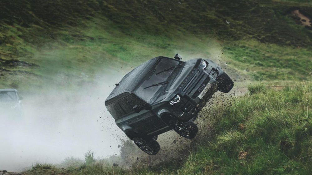 Land Rover đ&atilde; cung cấp 10 chiếc Defender mới cho đo&agrave;n l&agrave;m phim