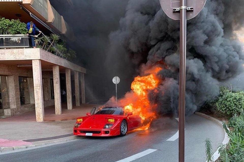 Khói đen bốc lên cao từ chiếc Ferrari F40 Khói đen bốc lên cao từ chiếc Ferrari F40