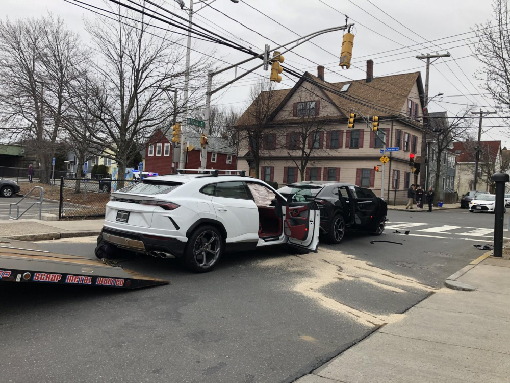 Hiện trường vụ tai nạn của 2 chiếc siêu xe Lamborghini Urus