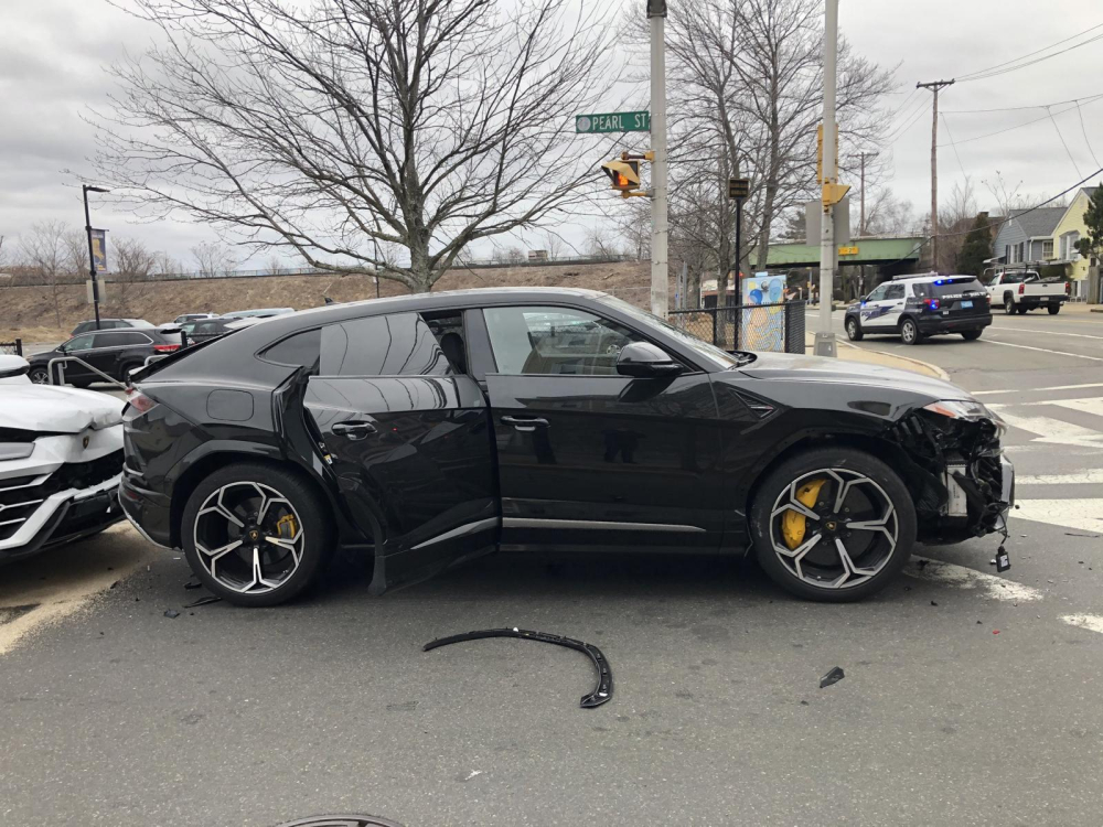 Chiếc Lamborghini Urus màu trắng cũng bị móp ở đầu xe