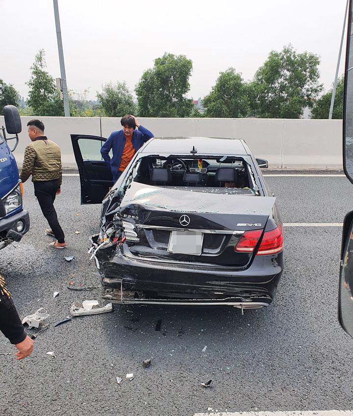 Chiếc xe sang Mercedes-Benz E-Class bị hỏng kh&aacute; nặng sau vụ tai nạn