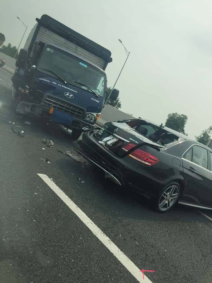 Hiện trường vụ tai nạn giữa chiếc &ocirc; t&ocirc; tải v&agrave; Mercedes-Benz E-Class