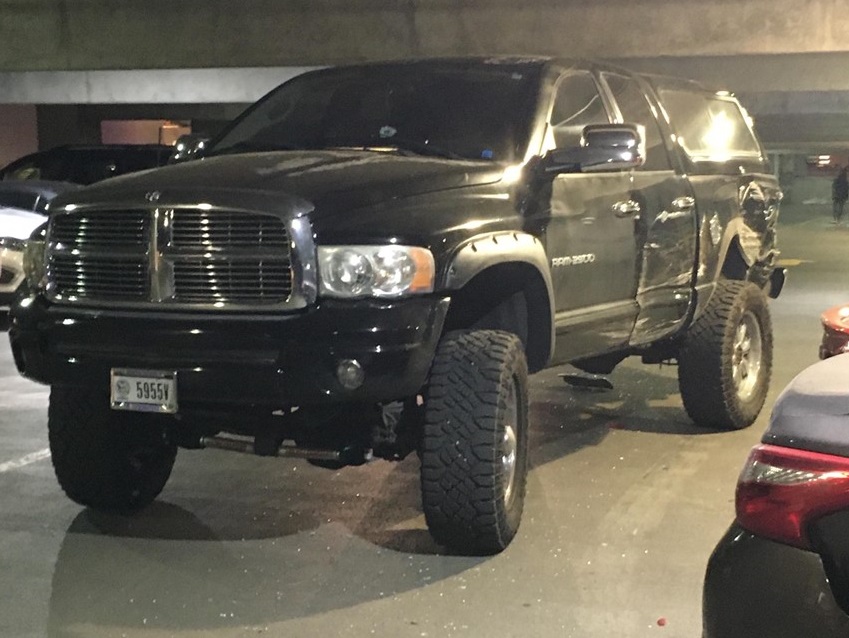 Đ&acirc;y l&agrave; chiếc Dodge Ram bị chiếc Ford Mustang k&eacute;o l&ecirc; trong hầm đỗ xe