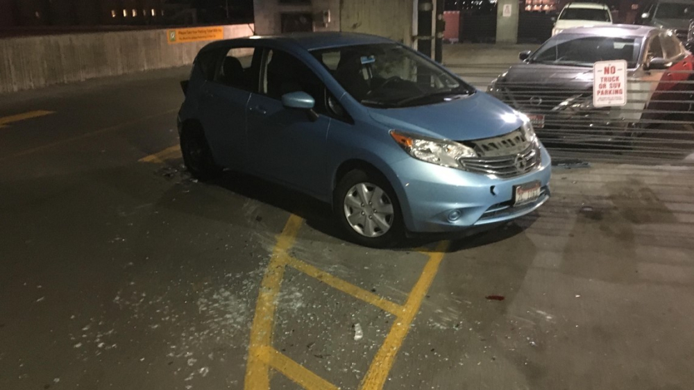 Chiếc Nissan Versa Note bị Ford Mustang đ&acirc;m hỏng