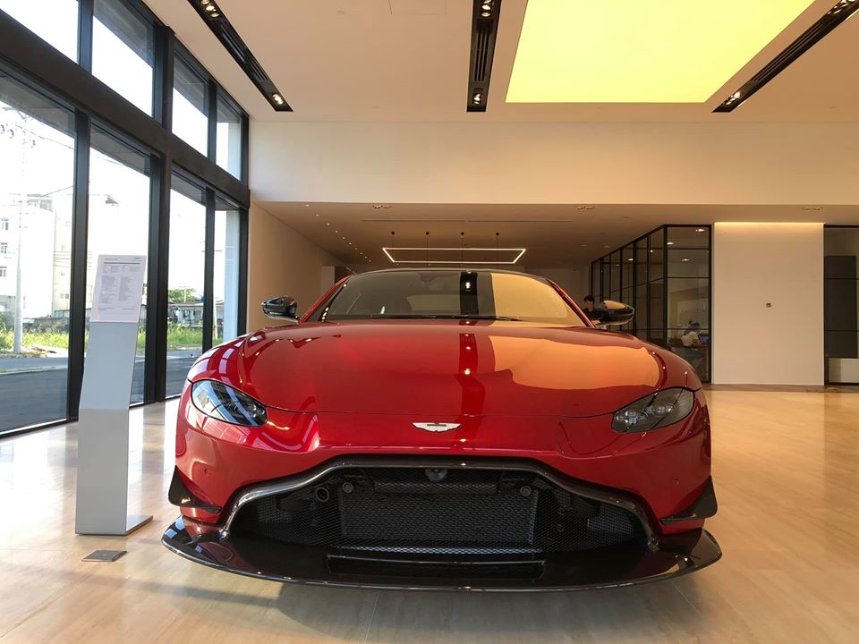 Sẽ không lâu nữa thôi, khu phức hợp trưng bày showroom siêu xe và xe siêu sang của 3 thương hiệu là Bentley, Lamborghini và Aston Martin đầu tiên tại Việt Nam sẽ được khai trương ở quận 7, Tp.HCM. Hiện tại, bên trong showroom của Aston Martin Việt Nam đã có cặp đôi Aston Martin DB11 V8 và Aston Martin V8 Vantage màu đỏ độc nhất Việt Nam xuất hiện. Sẽ không lâu nữa thôi, khu phức hợp trưng bày showroom siêu xe và xe siêu sang của 3 thương hiệu là Bentley, Lamborghini và Aston Martin đầu tiên tại Việt Nam sẽ được khai trương ở quận 7, Tp.HCM. Hiện tại, bên trong showroom của Aston Martin Việt Nam đã có cặp đôi Aston Martin DB11 V8 và Aston Martin V8 Vantage màu đỏ độc nhất Việt Nam xuất hiện.