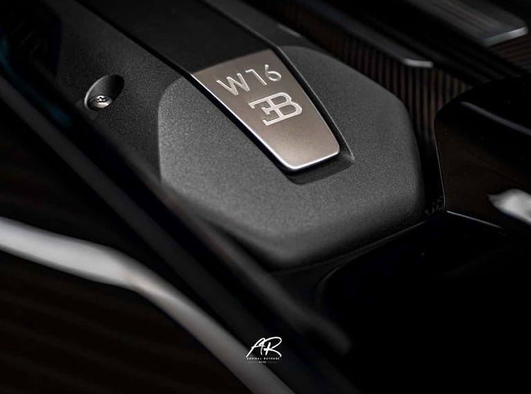 Siêu xe triệu đô Bugatti Chiron tại Hương Cảng được trang bị khối động cơ W16 với 2 động cơ V8 xếp thành hình chữ W, dung tích 8.0 lít, 4 bộ tăng áp, sản sinh công suất tối đa lên đến 1.500 mã lực và mô-men xoắn cực đại đạt 1.600 Nm. Siêu xe triệu đô Bugatti Chiron tại Hương Cảng được trang bị khối động cơ W16 với 2 động cơ V8 xếp thành hình chữ W, dung tích 8.0 lít, 4 bộ tăng áp, sản sinh công suất tối đa lên đến 1.500 mã lực và mô-men xoắn cực đại đạt 1.600 Nm.