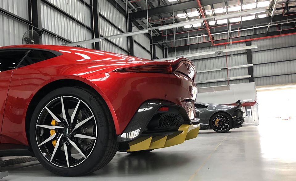 Trái tim này trên siêu xe Aston Martin V8 Vantage độ body kit AMR sẽ kết hợp với hộp số tự động ZF 8 cấp và hệ dẫn động cầu sau, nhờ đó, Aston Martin V8 Vantage chỉ mất khoảng thời gian 3,6 giây là có khả năng tăng tốc từ vị trí xuất phát lên 100 km/h trước khi đạt vận tốc tối đa 314 km/h.