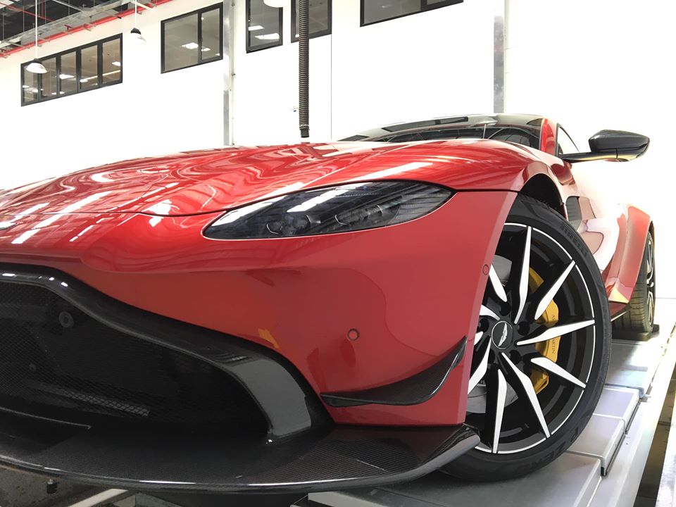 Siêu xe Aston Martin V8 Vantage độ body kit AMR độc nhất vô nhị tại Việt Nam được trang bị động cơ V8, tăng áp kép, dung tích 4.0 lít do Mercedes-AMG sản xuất. Động cơ tạo ra công suất tối đa 510 mã lực tại tua máy 6.000 vòng/phút và mô-men xoắn cực đại 685 Nm tại dải tua máy 2.000 - 5.000 vòng/phút. Siêu xe Aston Martin V8 Vantage độ body kit AMR độc nhất vô nhị tại Việt Nam được trang bị động cơ V8, tăng áp kép, dung tích 4.0 lít do Mercedes-AMG sản xuất. Động cơ tạo ra công suất tối đa 510 mã lực tại tua máy 6.000 vòng/phút và mô-men xoắn cực đại 685 Nm tại dải tua máy 2.000 - 5.000 vòng/phút.