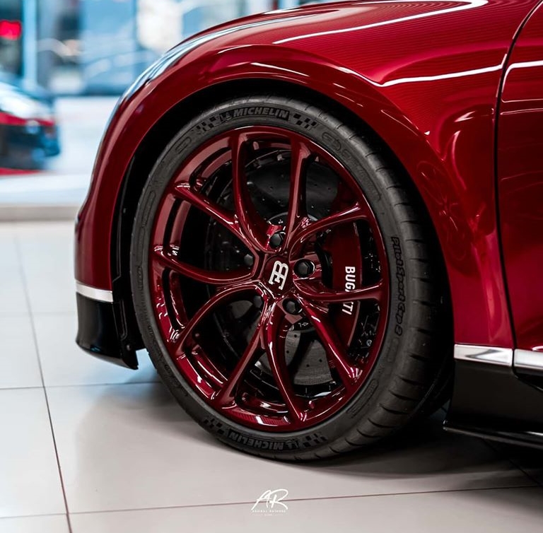 Bộ vành và kẹp phanh của siêu phẩm Bugatti Chiron đầu tiên đến Hồng Kông sơn màu đỏ Bộ vành và kẹp phanh của siêu phẩm Bugatti Chiron đầu tiên đến Hồng Kông sơn màu đỏ