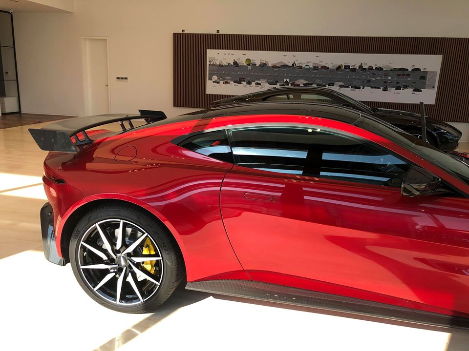 Hiện chưa rõ chiếc siêu xe Aston Martin V8 Vantage màu đỏ độc nhất Việt Nam độ body kit AMR đã có chủ nhân hay chưa. Chỉ biết rằng, xe được nhập khẩu chính hãng và giá xe Aston Martin V8 Vantage hiện đang được bán ở mức 14,988 tỷ đồng. Hiện chưa rõ chiếc siêu xe Aston Martin V8 Vantage màu đỏ độc nhất Việt Nam độ body kit AMR đã có chủ nhân hay chưa. Chỉ biết rằng, xe được nhập khẩu chính hãng và giá xe Aston Martin V8 Vantage hiện đang được bán ở mức 14,988 tỷ đồng.