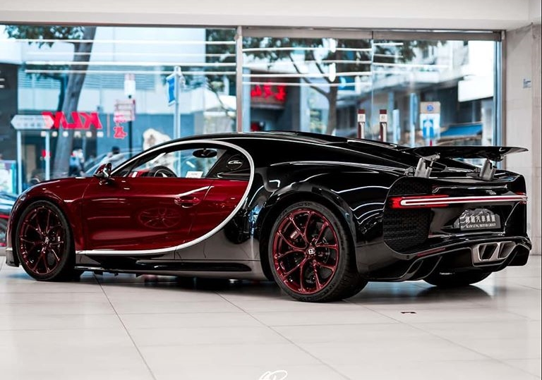 Sự có mặt của siêu phẩm Bugatti Chiron đầu tiên đến Hồng Kồng đã khiến giới mê xe ở đây cực kỳ vui sướng. Sự có mặt của siêu phẩm Bugatti Chiron đầu tiên đến Hồng Kồng đã khiến giới mê xe ở đây cực kỳ vui sướng.