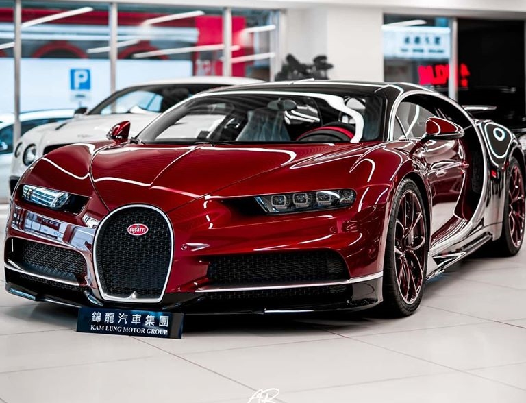 Số lượng siêu xe Bugatti Chiron ở thị trường châu Á được cho hơn 50 chiếc, nhưng đây là lần đầu tiên Số lượng siêu xe Bugatti Chiron ở thị trường châu Á được cho hơn 50 chiếc, nhưng đây là lần đầu tiên ông hoàng tốc độ này mới đặt chân đến Hồng Kông, khu vực hành chính đặc biệt của Trung Quốc. Sự có mặt của siêu phẩm Bugatti Chiron đầu tiên đến Hồng Kồng đã khiến giới mê xe ở đây cực kỳ vui sướng.