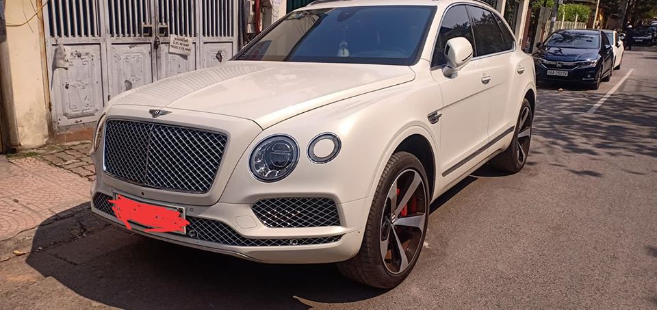 Chiếc Bentley Bentayga V8 chính hãng màu trắng hiện định cư ở Hà Nội Chiếc Bentley Bentayga V8 chính hãng màu trắng hiện định cư ở Hà Nội
