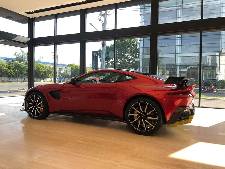 Bộ body kit AMR dành cho siêu xe Aston Martin V8 Vantage màu đỏ độc nhất Việt Nam bao gồm cản va trước và cản va sau hoàn toàn mới bằng carbon. Bộ body kit AMR dành cho siêu xe Aston Martin V8 Vantage màu đỏ độc nhất Việt Nam bao gồm cản va trước và cản va sau hoàn toàn mới bằng carbon.